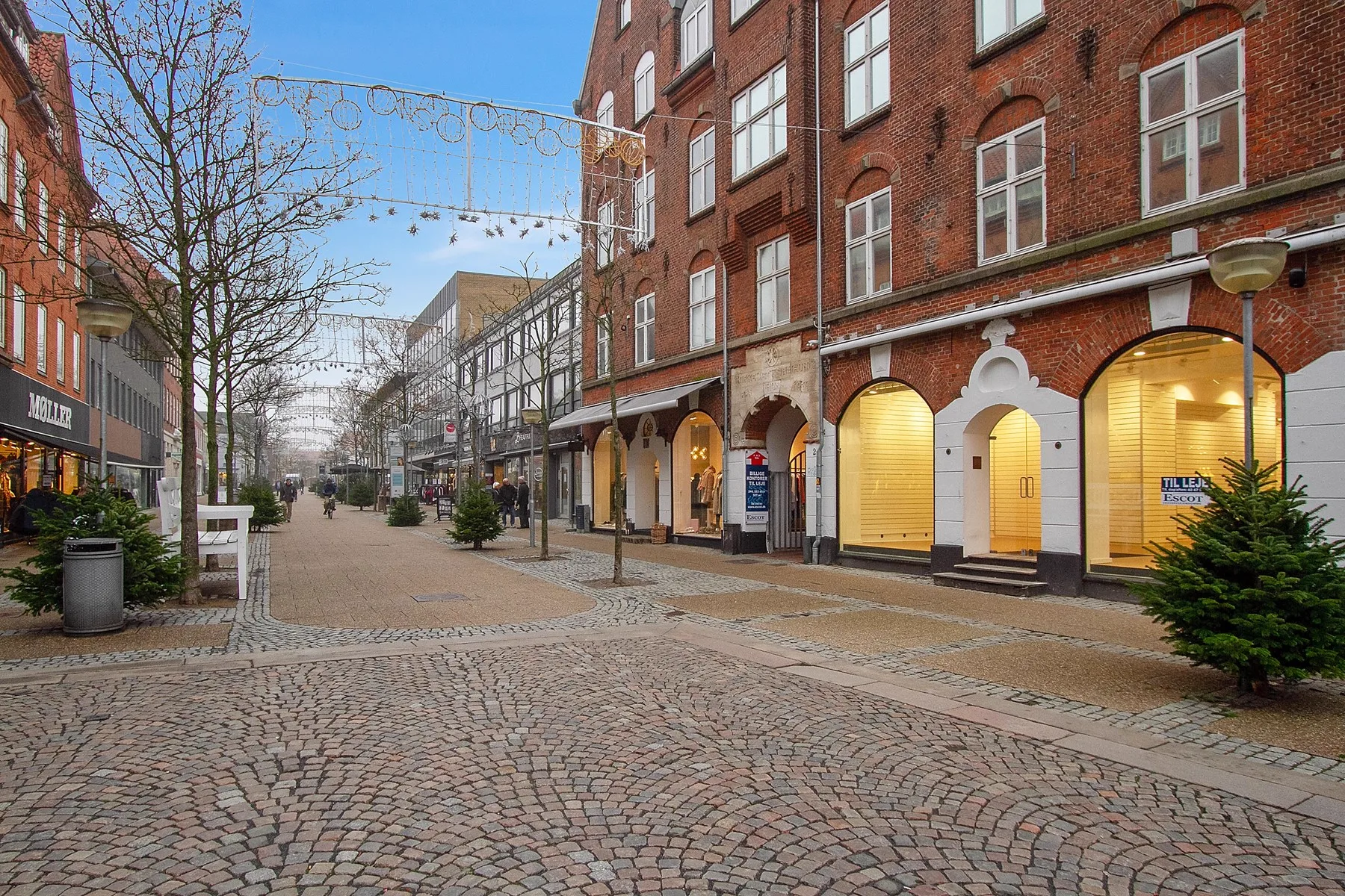 Facaden på Strømgade 2 med store udstillingsvinduer