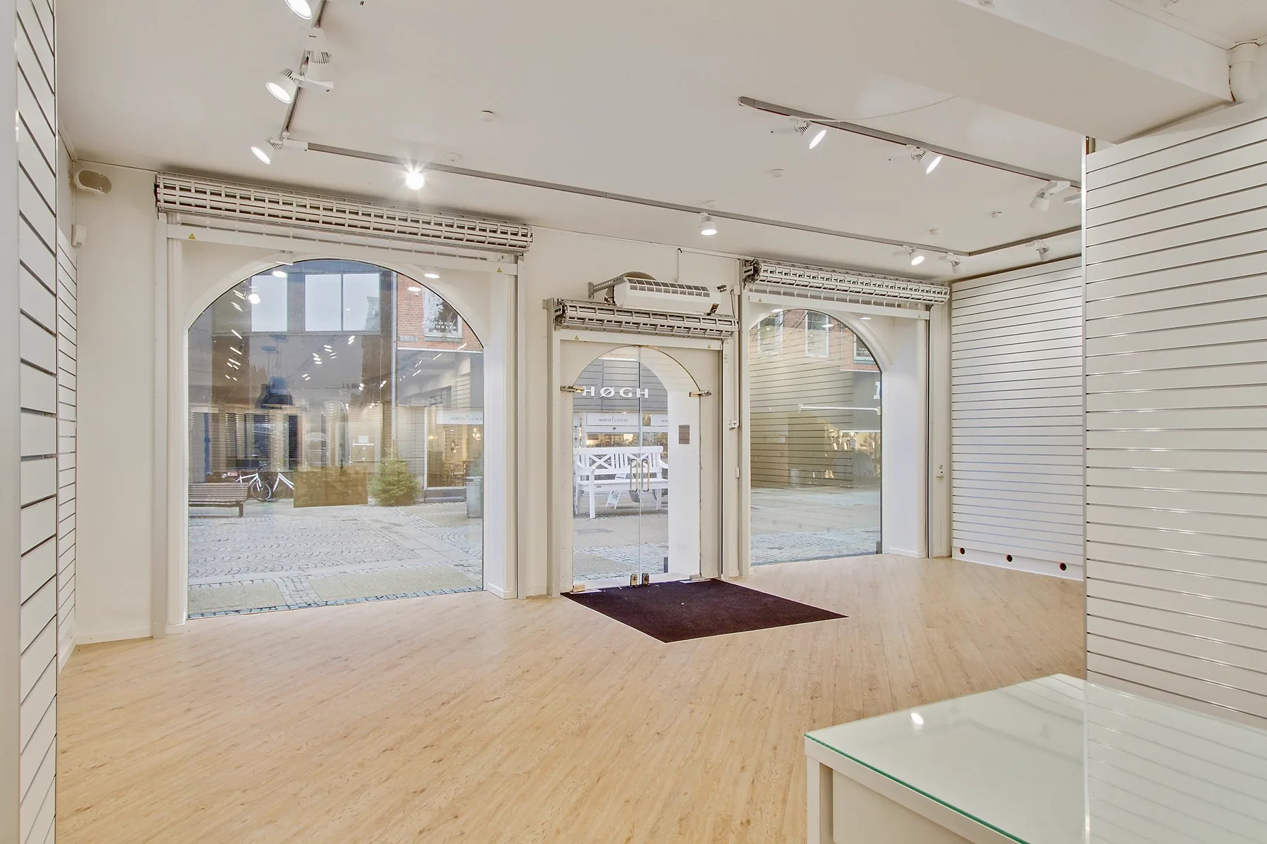 Butikslokalet set mod de store facadevinduer mod Strømgade