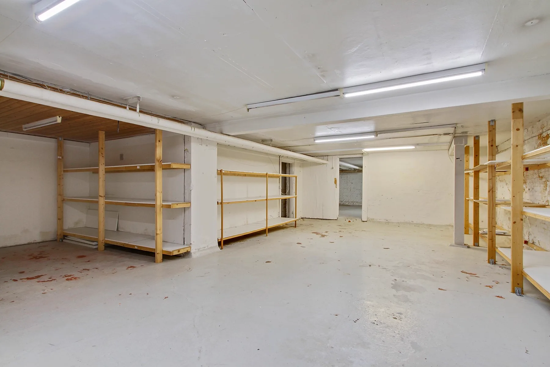 Kælderareal med trappe op til butikken